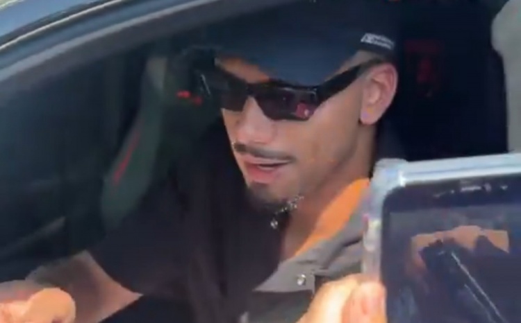 外媒：阿劳霍离开巴萨体育城，在出口处停车位球迷一一签名合影
