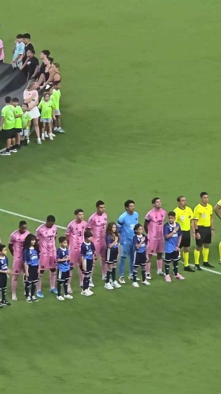 缅怀梅西父亲，迈阿密国际臂缠黑纱出战，赛前全场默哀一分钟